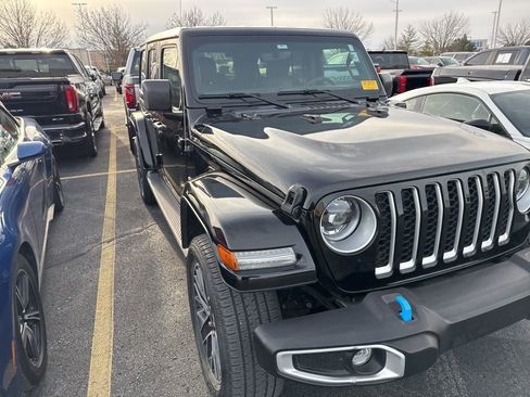 Used 2023 Jeep Wrangler Unlimited Sahara w/ Cold Weather Group image 17