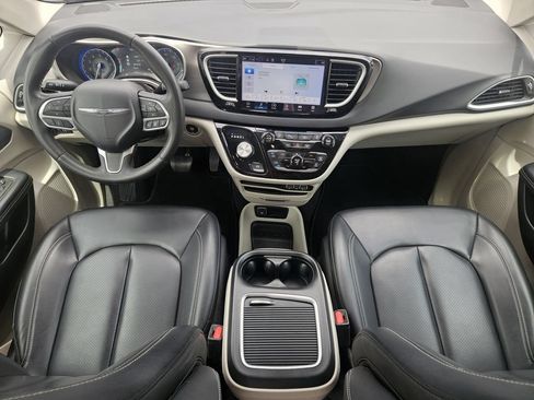 Used 2023 Chrysler Pacifica Touring-L FWD image 19