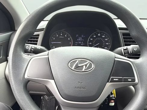 Used 2017 Hyundai Elantra SE FWD image 11