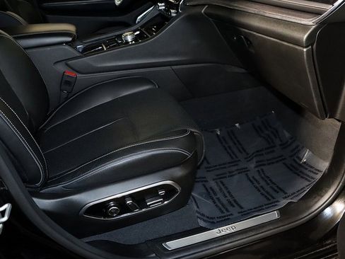 Used 2022 Jeep Grand Cherokee Overland w/ Luxury Tech Group IV image 37