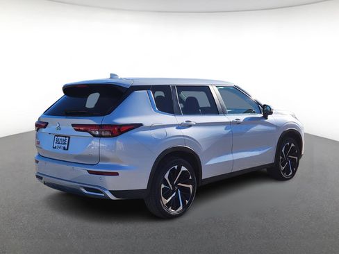 Used 2024 Mitsubishi Outlander SE image 3