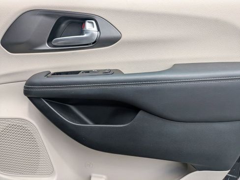 Used 2024 Chrysler Pacifica Touring-L FWD image 31