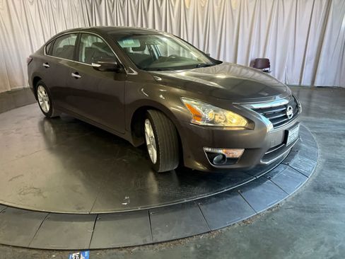 Used 2015 Nissan Altima 2.5 SV w/ Convenience Package FWD image 2