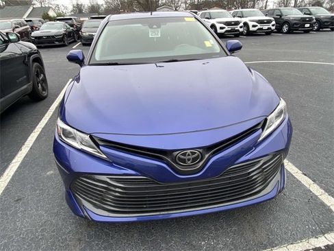 Used 2018 Toyota Camry LE image 2