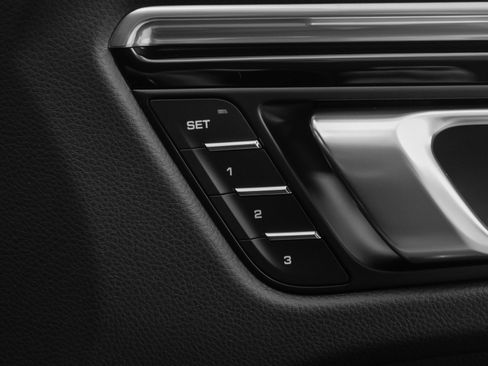 Used 2025 Porsche Macan image 17