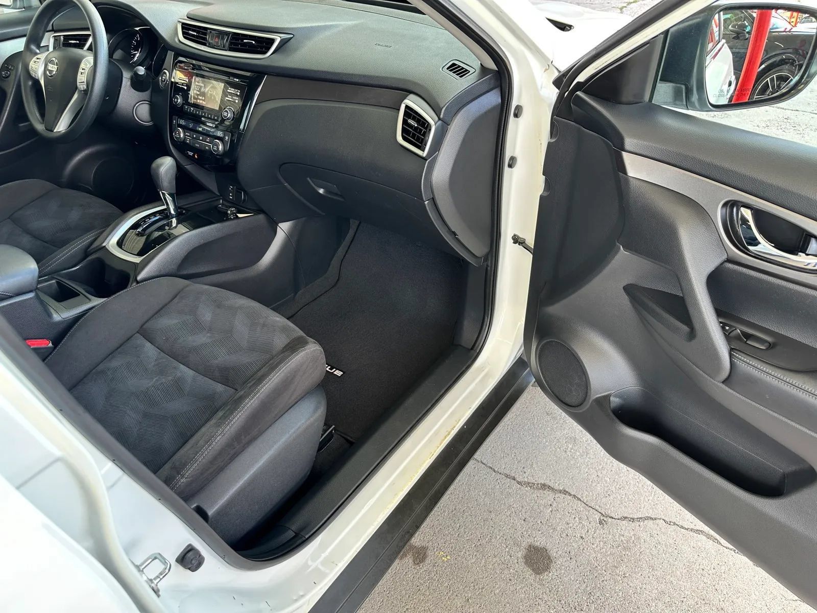 Used 2016 Nissan Rogue SV AWD/4WD image 18