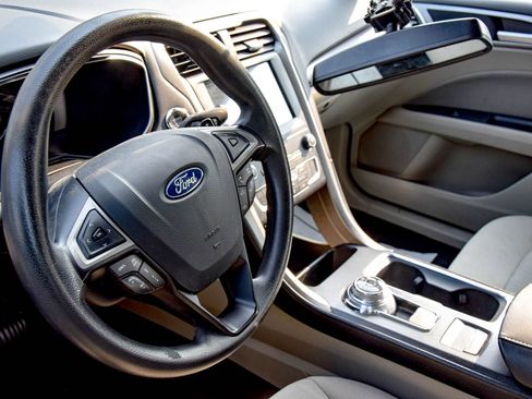 Used 2019 Ford Fusion SE FWD image 21