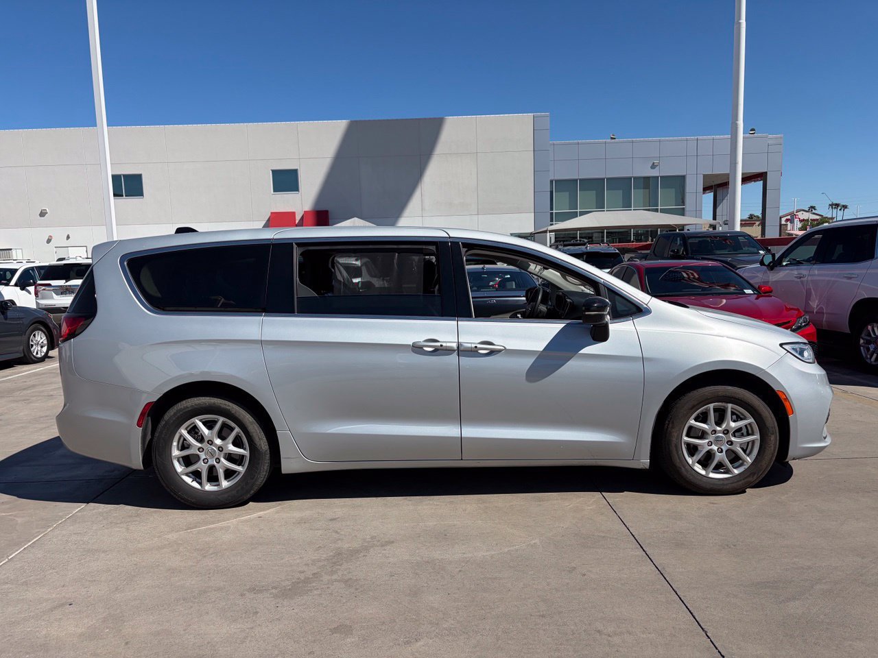 Used 2024 Chrysler Pacifica Touring-L FWD image 3