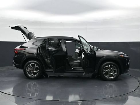 Used 2025 Chevrolet Trax LT w/ LT Convenience Package FWD image 48