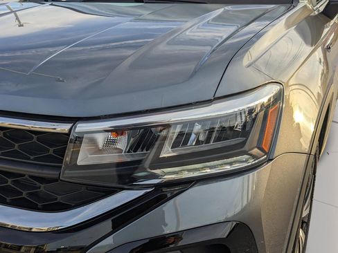 Certified 2024 Volkswagen Taos SE image 7