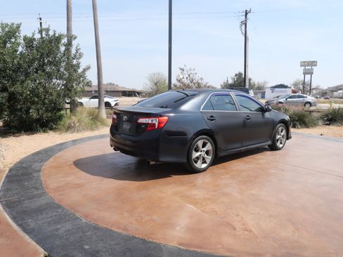 Used 2012 Toyota Camry SE w/ Convenience Pkg image 2