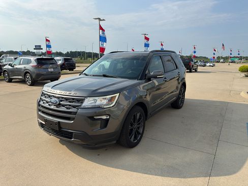 Used 2018 Ford Explorer XLT w/ Equipment Group 202A FWD image 1