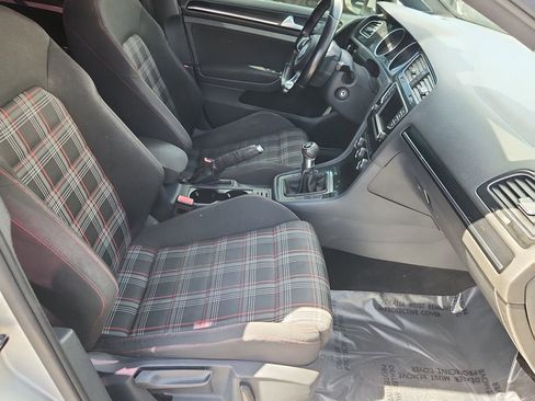 Used 2016 Volkswagen Golf 4-Door FWD image 12