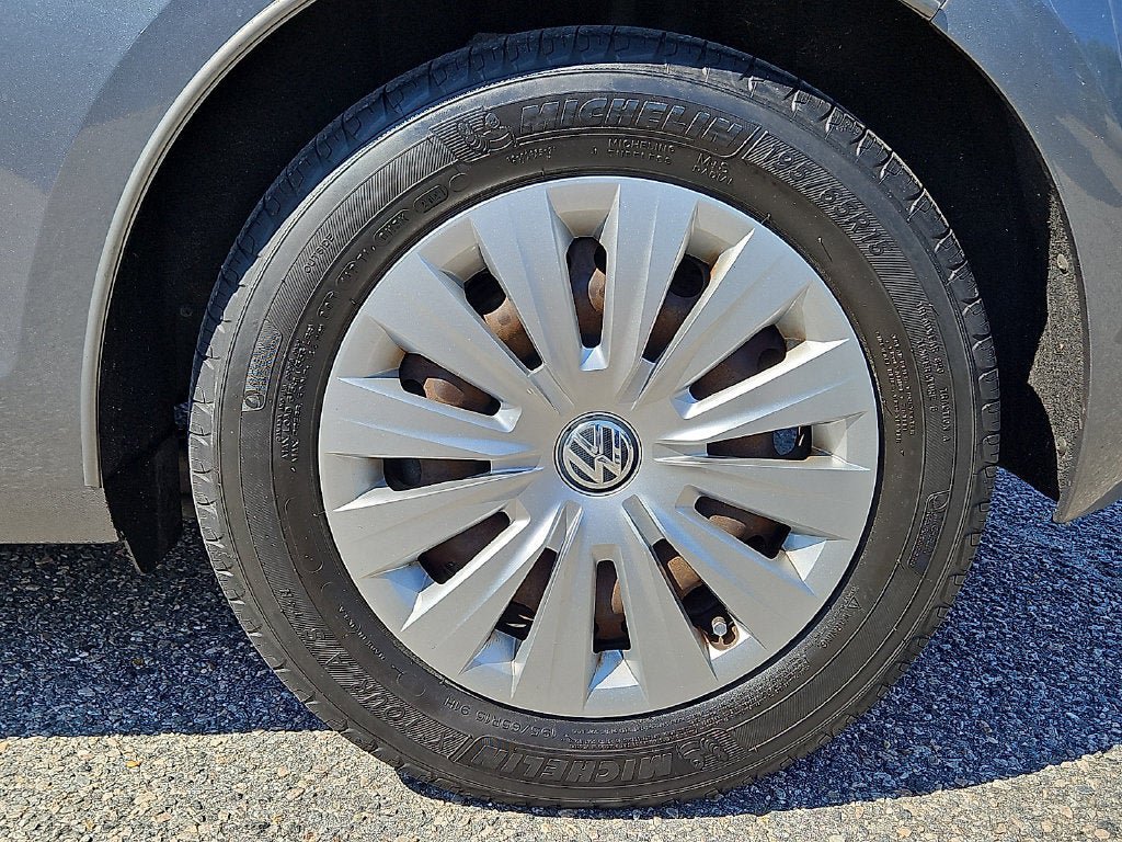 Used 2015 Volkswagen Golf Launch Edition FWD image 9