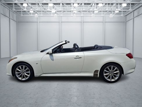 Used 2015 INFINITI Q60 Convertible w/ Premium Package RWD image 2