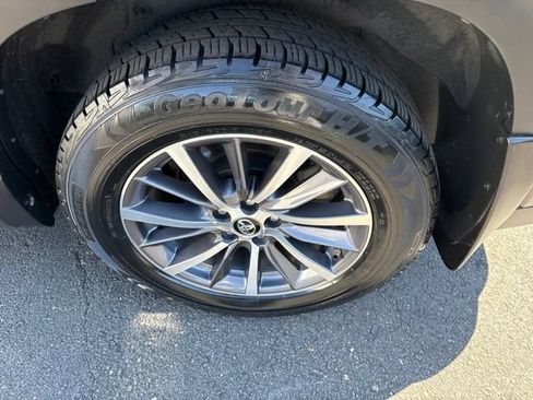 Used 2017 Toyota Highlander XLE AWD/4WD image 13