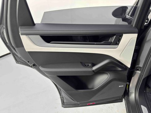 Used 2024 Porsche Cayenne w/ Technology Package image 50