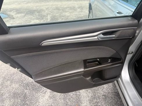 Used 2016 Ford Fusion SE FWD image 19
