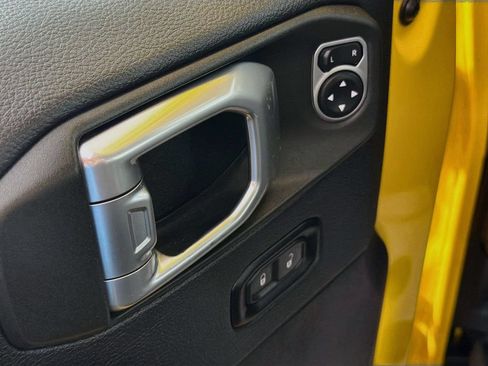 Used 2019 Jeep Wrangler Rubicon w/ Uconnect 4C Nav & Sound Group AWD/4WD image 18