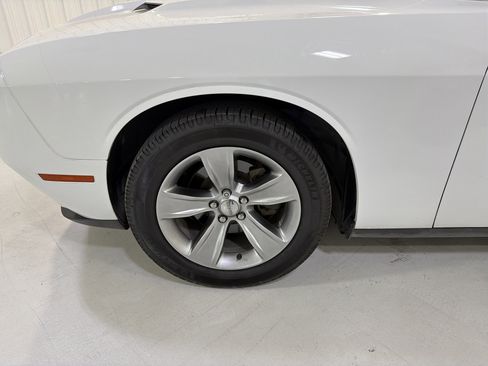 Used 2015 Dodge Challenger SXT image 9