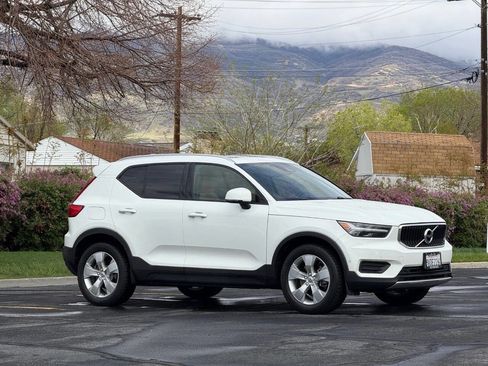 Used 2019 Volvo XC40 T5 Momentum image 3