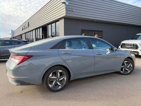 Used 2022 Hyundai Elantra Limited w/ Cargo Package image 3