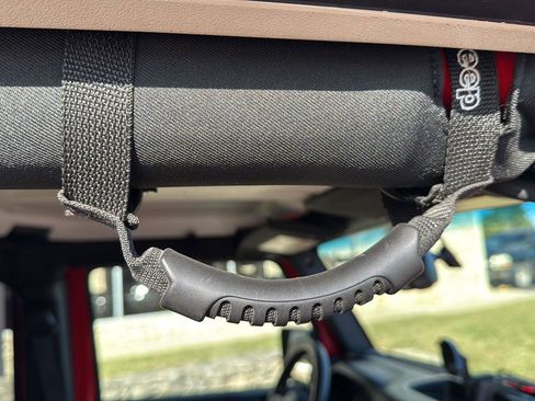 Used 2017 Jeep Wrangler Unlimited Sahara image 30