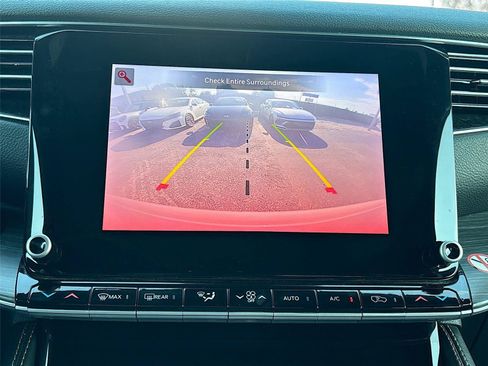 Used 2024 Jeep Wagoneer L Series II RWD image 16