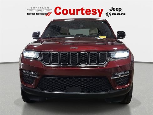 Certified 2023 Jeep Grand Cherokee Limited w/ Trailer Tow Prep Group (B) image 8