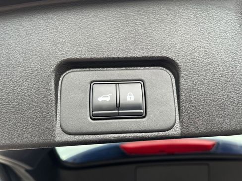 Used 2025 Nissan Rogue SV AWD/4WD image 23