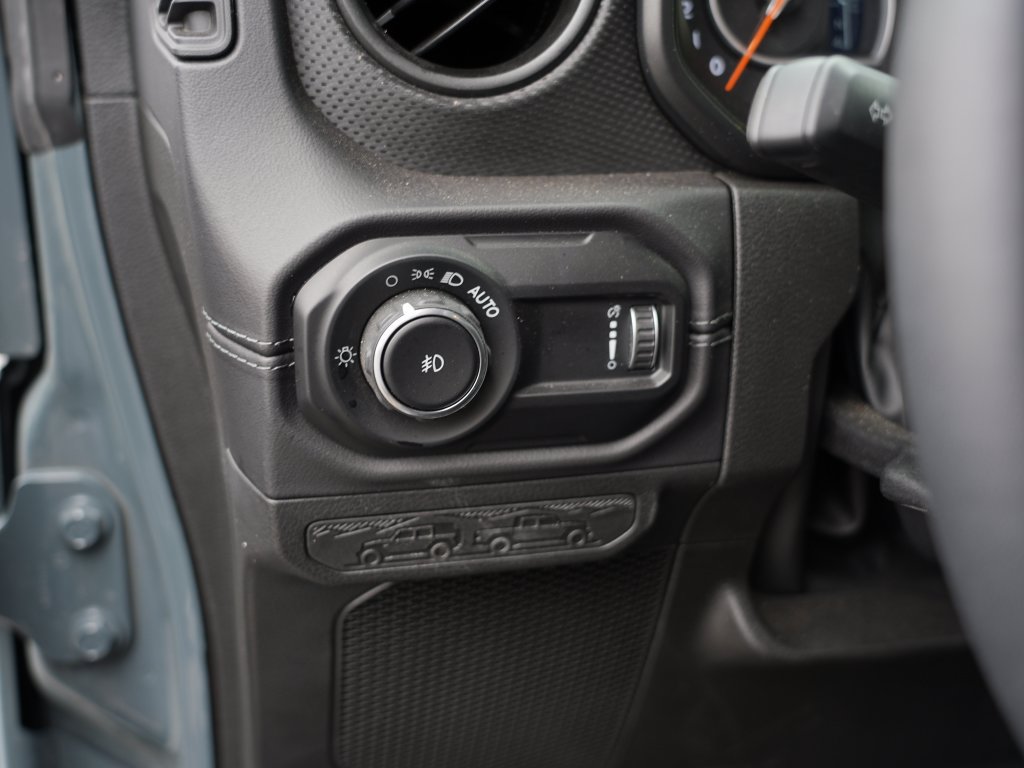 Used 2025 Jeep Wrangler Unlimited Rubicon AWD/4WD image 16