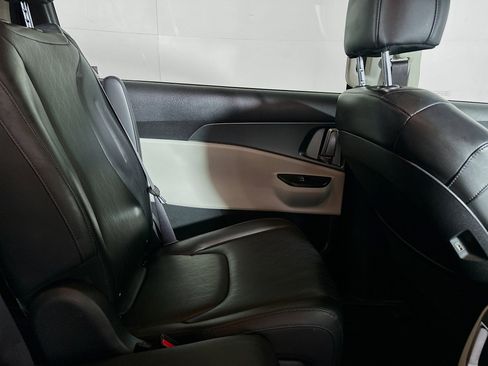 Used 2024 Kia Carnival LX image 31