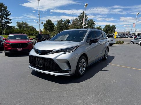 Used 2022 Toyota Sienna XSE w/ XSE Plus Package AWD/4WD image 13