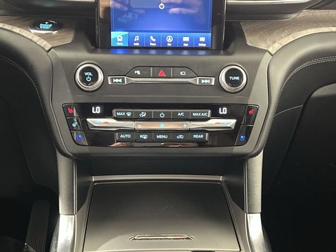 Used 2020 Ford Explorer Platinum w/ Premium Technology Package AWD/4WD image 21