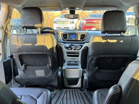 Used 2020 Chrysler Pacifica Touring-L image 24