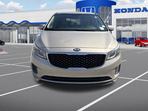 Used 2017 Kia Sedona LX w/ LX Essentials Premium Package image 2