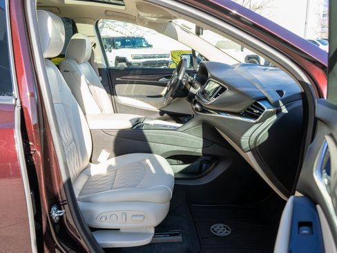Used 2023 Buick Enclave Avenir image 10