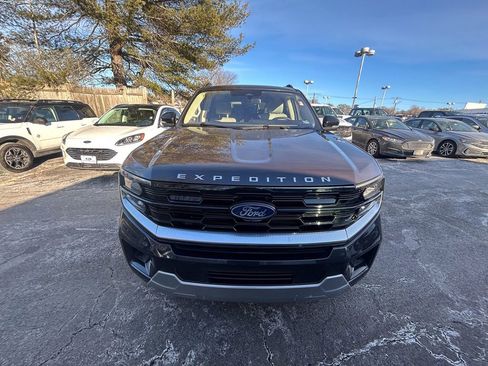 Used 2025 Ford Expedition Platinum image 2