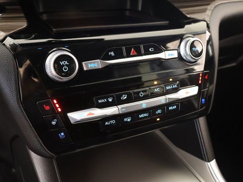 Used 2023 Ford Explorer Limited image 8