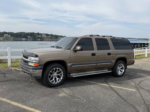 Used 2003 Chevrolet Suburban 2WD image 1