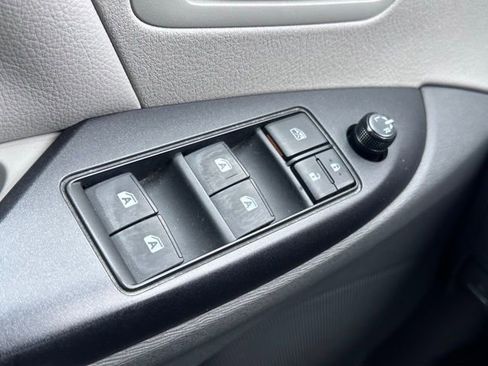 Used 2019 Toyota Sienna LE w/ LE Preferred Package FWD image 16