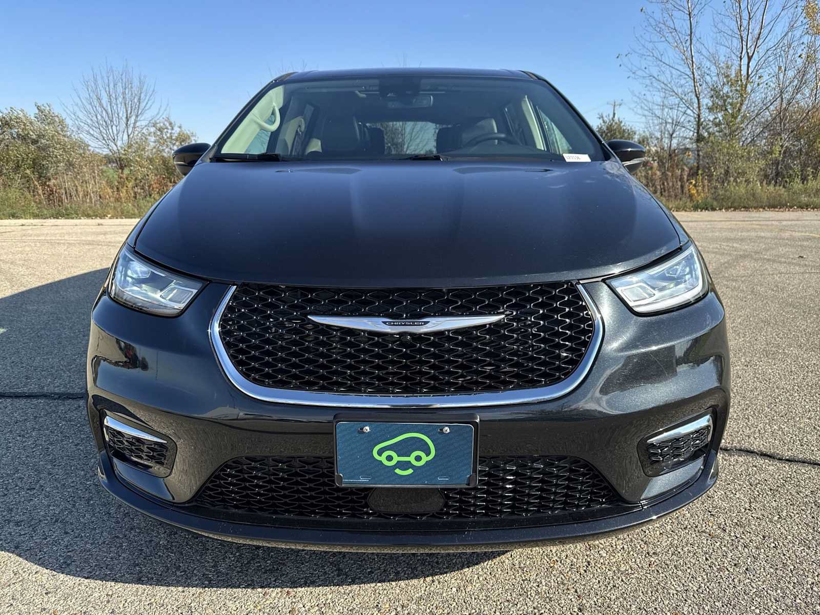 Used 2023 Chrysler Pacifica Touring-L w/ Uconnect Theater Family Group FWD image 3