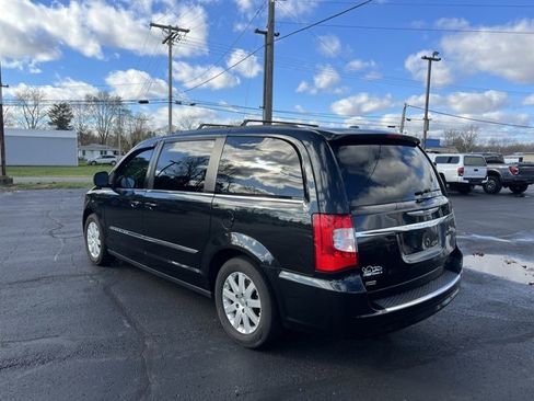 Used 2016 Chrysler Town & Country Touring image 12