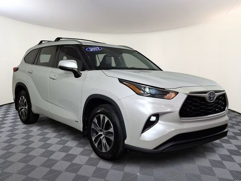 Used 2022 Toyota Highlander XLE AWD/4WD image 1