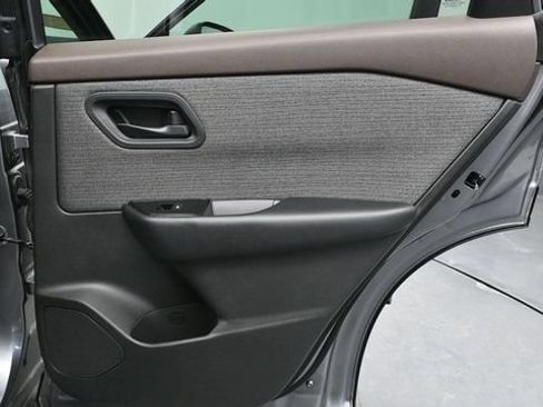 Used 2023 Nissan Rogue S AWD/4WD image 11