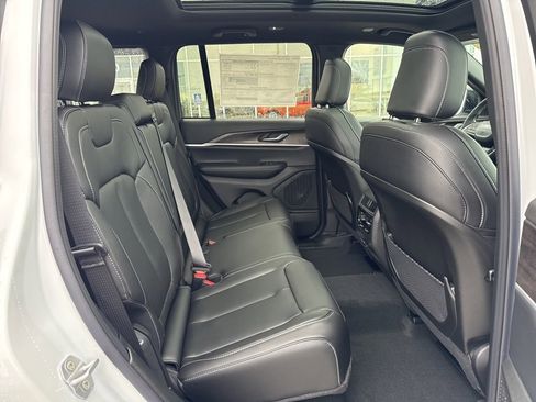 New 2025 Jeep Grand Cherokee Limited image 32
