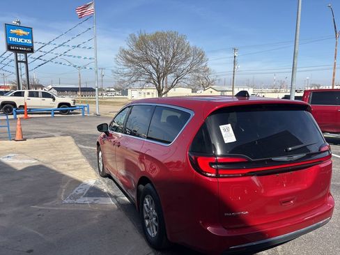Used 2025 Chrysler Pacifica Select image 3