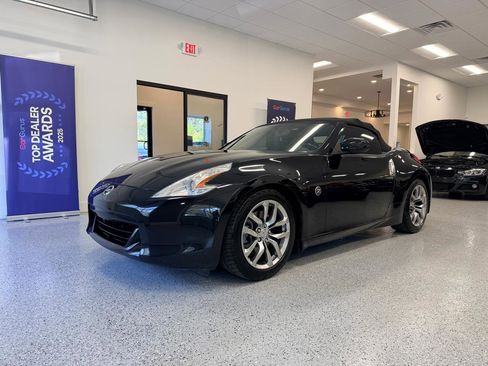 Used 2010 Nissan 370Z Touring RWD image 4