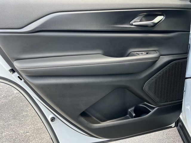 Used 2023 Jeep Grand Cherokee L Altitude AWD/4WD image 19