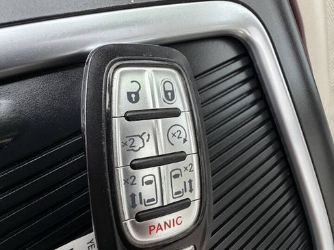 Used 2020 Chrysler Pacifica Limited FWD image 26